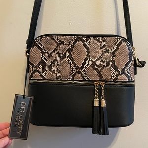 Snake skin patterned medium cross body purse!!! NEW WITH TAGS